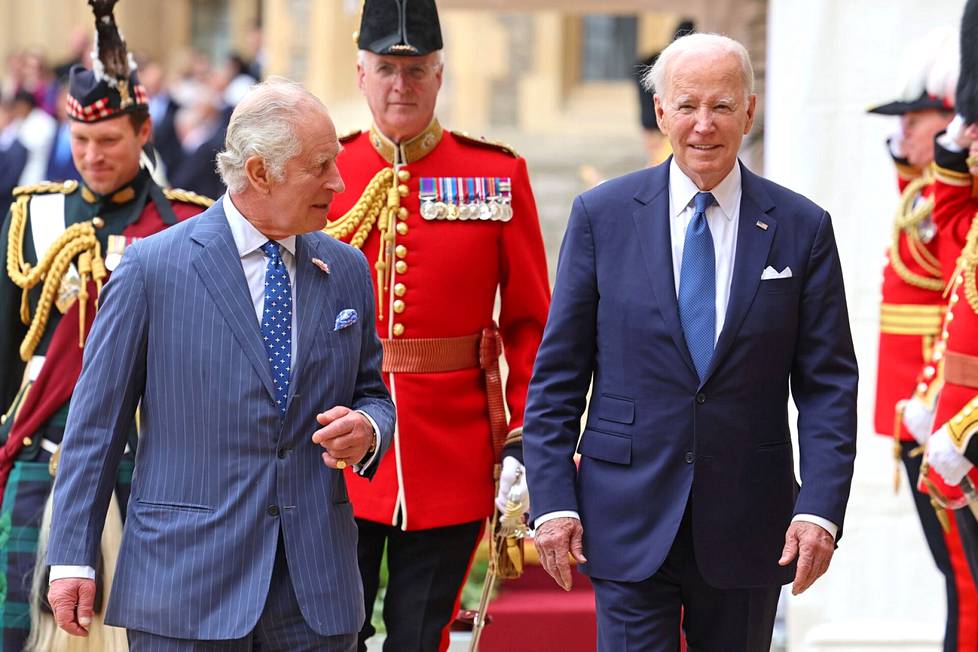 Joe Biden oli kuninkaan seurassa poikkeuksellisen tuttavallinen, mikä ei Charlesia häirinnyt.