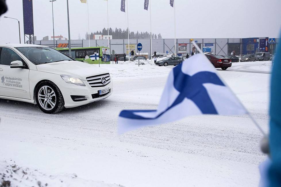 Nykästä hyvästeltiin Suomen lipuilla.