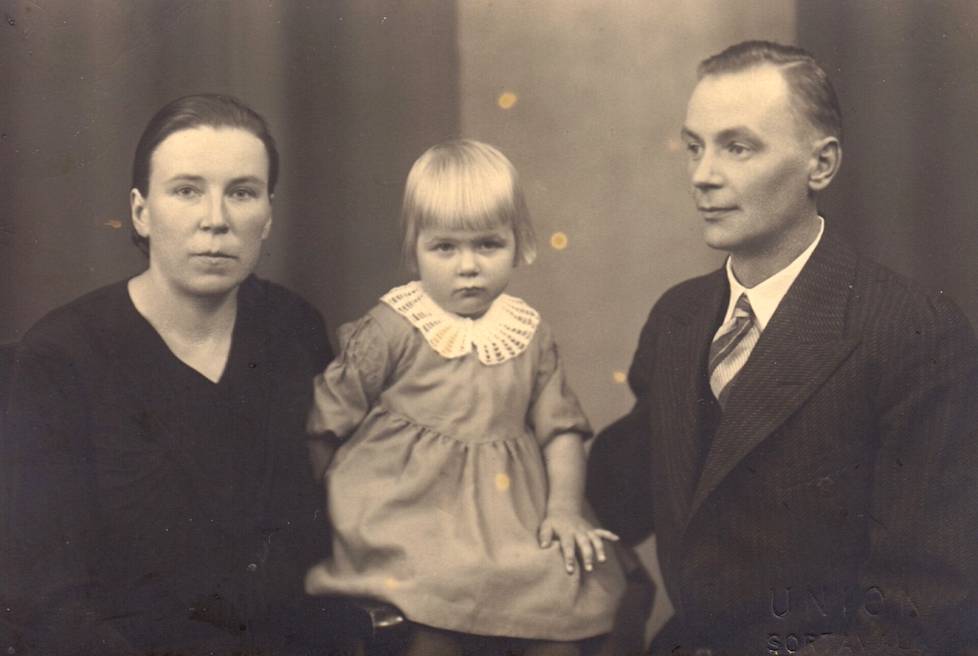 Kuvassa Pirhosen perhe, Josefina 'Fiinu' , Raini ja Eemil.