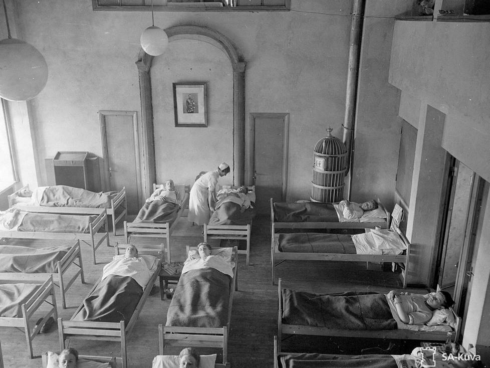 Sairasjunat toivat haavoittuneita jatkuvana virtana rintamalta. Järvenpään sotasairaala vuonna 1942.