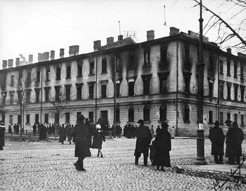 C.L. Engelin piirtämä Turun kasarmi oli Helsingin suurin rakennus. Saksalaiset polttivat sen 12. huhtikuuta ja pääsivät etenemään syvemmälle kaupungin keskustaan.