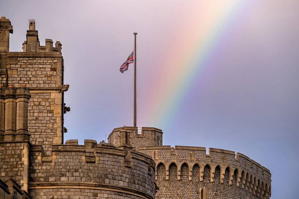 Myös Windsorin linnan yllä nähtiin sateenkaari 8. syyskuuta 2022.