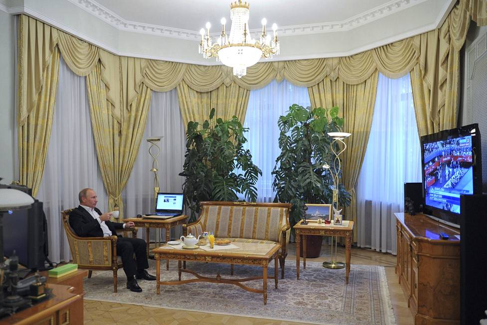 Vladimir Putinin katseli judo-ottelua virka-asunnollaan Novo-Ogarevon datshalla syyskuussa 2012.