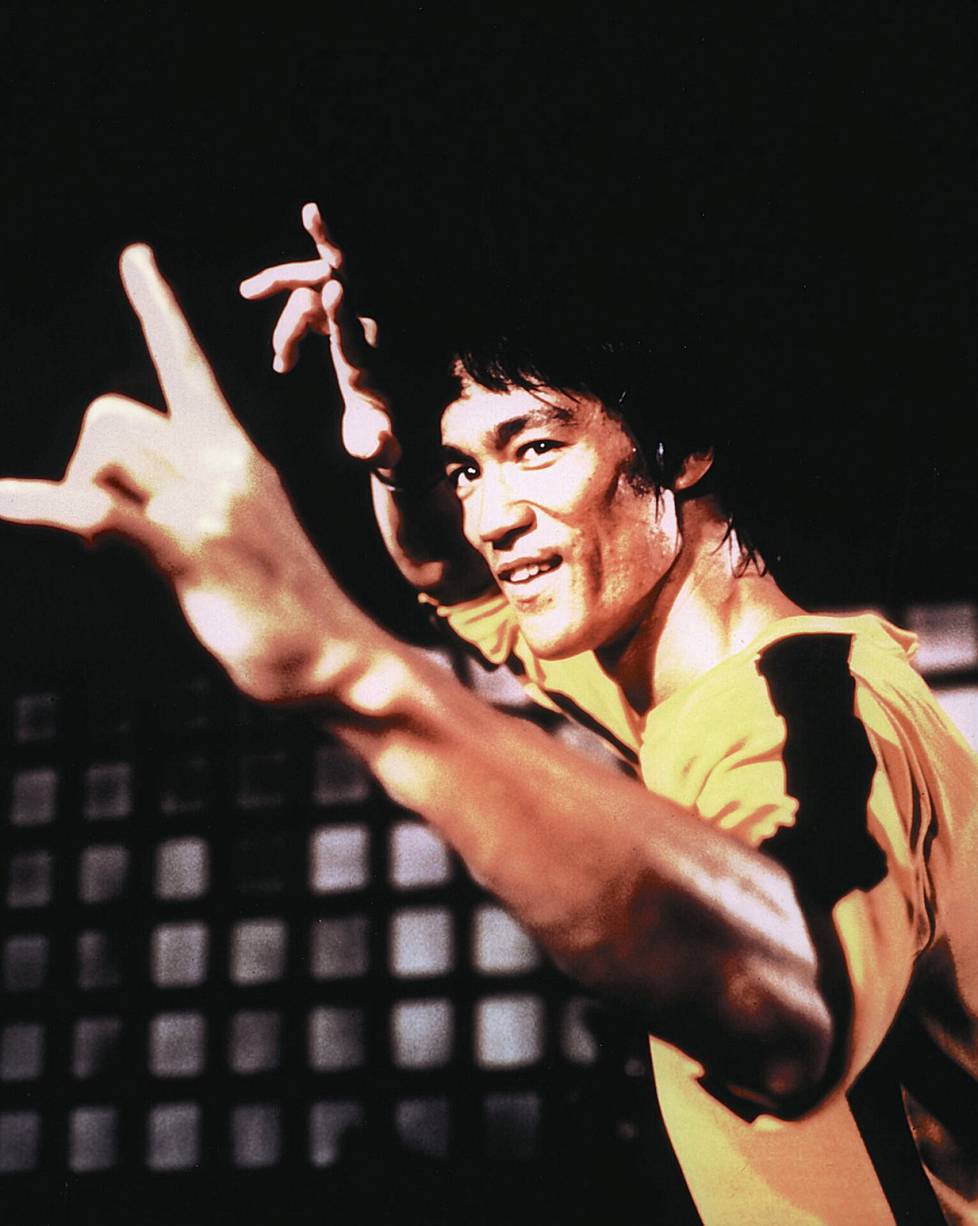 Bruce Lee elokuvassa Game of Death ikonisessa keltamustassa asussaan.
