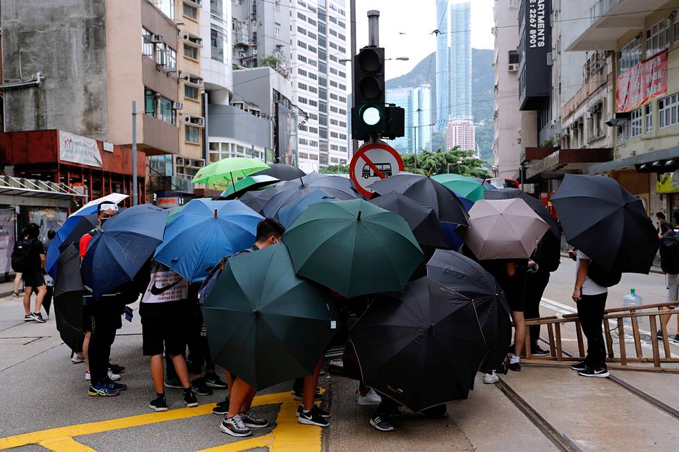 Suojassa. Hongkongilaismielenosoittajat rakensivat katusulkua sateenvarjojen suojassa vastustaakseen Kiinan säätämää uutta turvallisuuslakia.