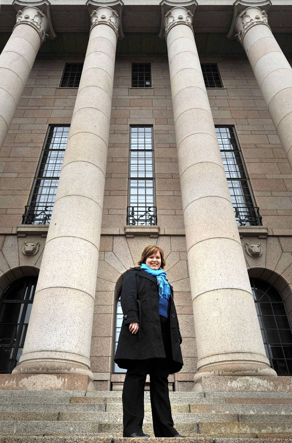 Annika Saarikko Eduskuntatalon portailla huhtikuussa 2010. Hän tavoitteli tuolloin paikkaa keskustan varapuheenjohtajistossa.