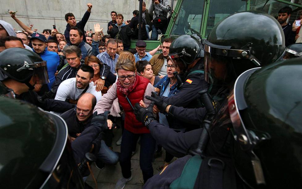 Guardia Civil -santarmit pyrkivät hajottamaan äänestyspaikalle pyrkivän ihmisjoukon Katalonian Sant Julia de Ramisissa.
