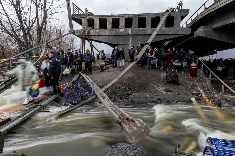 Pakenevat ukrainalaissiviilit pääsivät räjäytyksen jälkeenkin Irpin-Joen sillan rakenteita pitkin turvaan joen toiselle puolelle.
