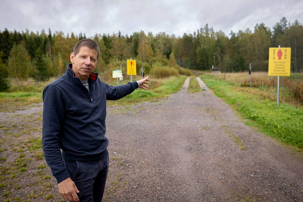 Gomm osoittaa kohti Suomen ja Venäjän rajavyöhykettä Rautjärvellä. 