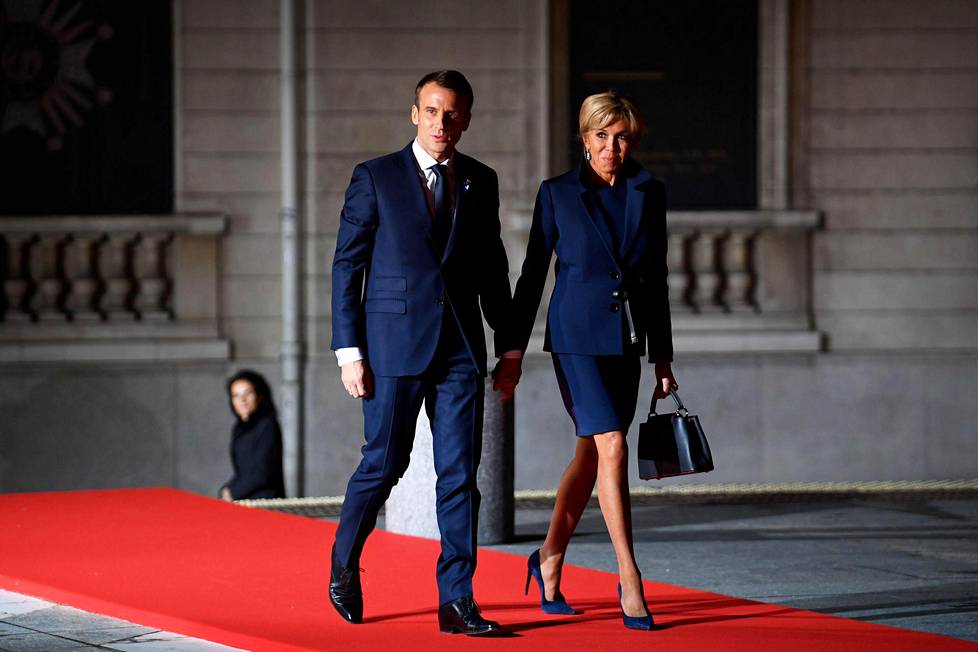 Ranskan presidentti Emmanuel Macron ja hänen vaimonsa Brigitte Macron punaisella matolla.