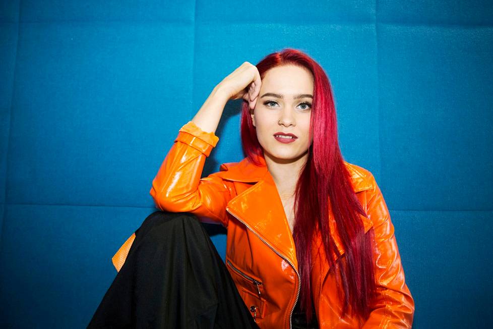 Uuden musiikin julkaisun aikaan Sanni paljasti uuden tyylinsä punahiuksisena. 