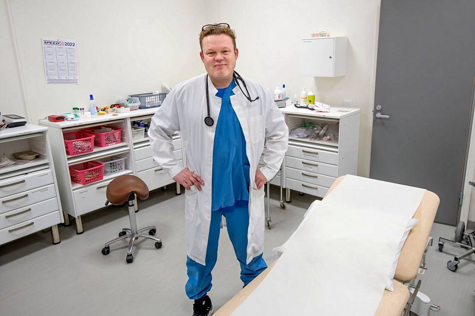 Juuso on Suomen pienimmän kaupungin ainoa terveyskeskuslääkäri.
