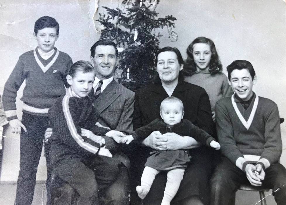 Jouluna 1961. ”Olimme juuri muuttaneet Maunulaan. Kuvassa Kirka (vas.), isä Ykä sylissään, äiti Anna sylissään sekä minä ja Sammy.”