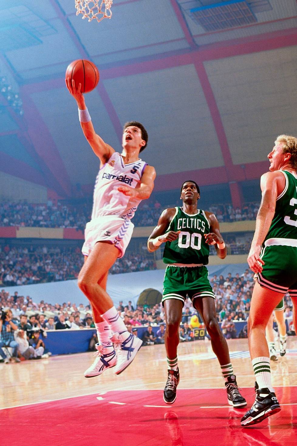 Larry Bird (oik.) kohtasi Drazen Petrovicin Celticsin ja Jugoslavian näytösottelussa 21. lokakuuta 1988.