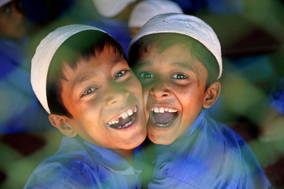 Koulu on kivaa.  Myanmarista paenneet rohingya-veljekset hymyilivät pakolaisleirille pystytetyssä islamilaisessa koulussa Bangladeshissa.
