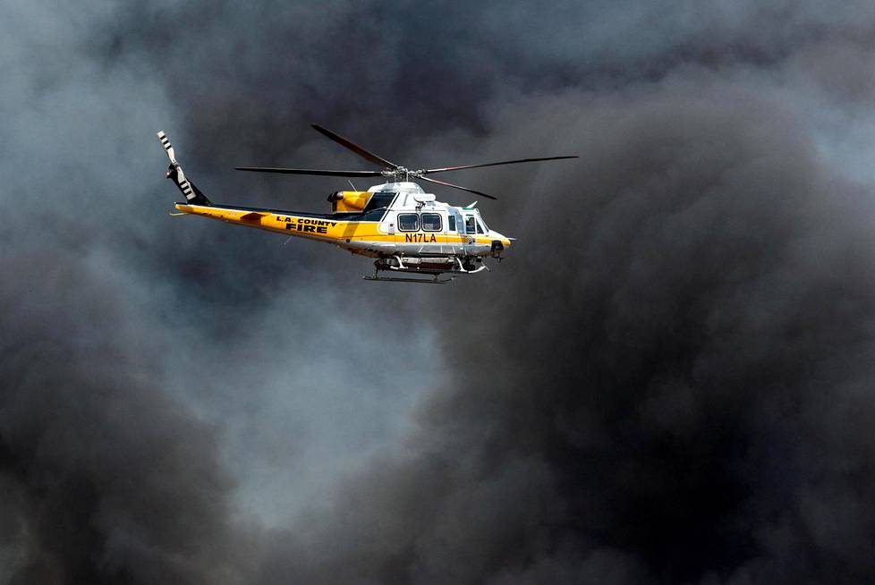 Uutiskanava CNN:n mukaan paloja vastaan on valjastettu taistelemaan yhdeksän helikopteria.