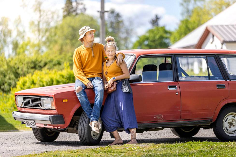 Einari ja Reetta Vuorinen hyppäävät omaan autoon lasten ollessa hoidossa ja suuntaavat pienelle lomalle kotimaassa. Ladan nokka kääntyy helposti sivuteille ja seikkailuihin. 