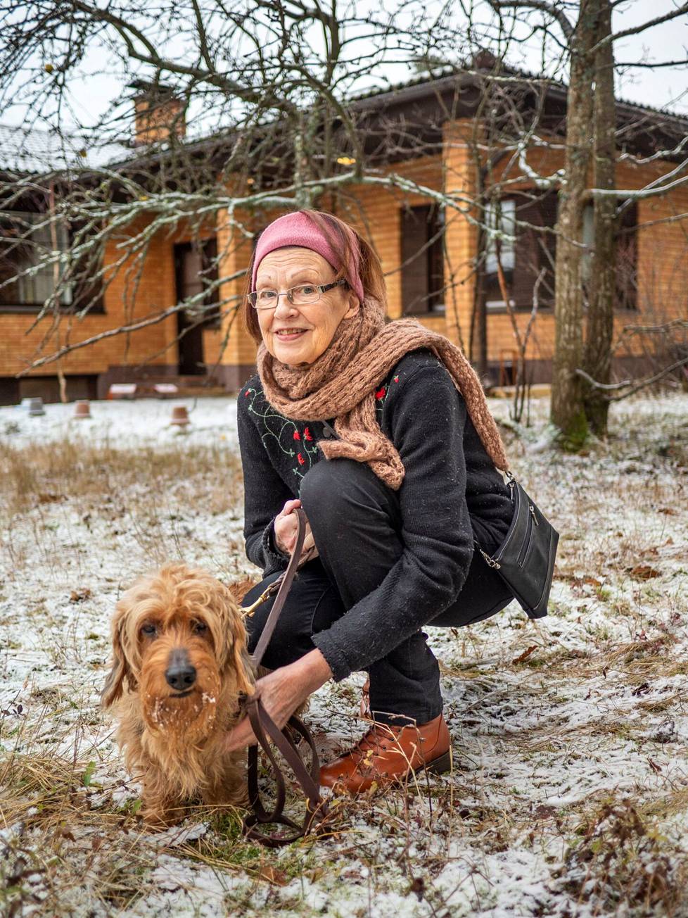 Muutaman vuoden takaiset miljoonatulot ovat turvanneet Anneli Karin elämän ja paljon iloa tuo myös uusi koira, monirotuinen Juppe, jonka ikävuosista ei ole tietoa. 