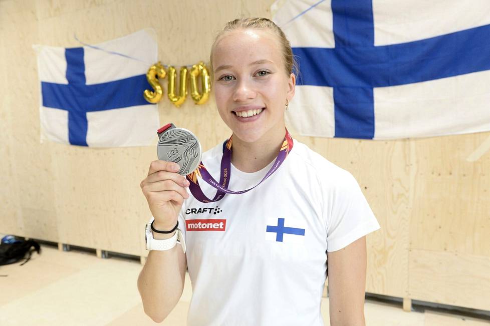 Veera Mattila esittelee alle 23-vuotiaiden EM-kilpailuissa saavuttamaansa hopeamitalia.