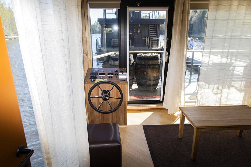 House boat on uusin vaihtoehtoinen yöpymismuoto Järvisydämessä. Seuraavaksi matkailija pääsee nukkumaan ns. norpanpesiin, linnunpesiin tai viherhuoneisiin.