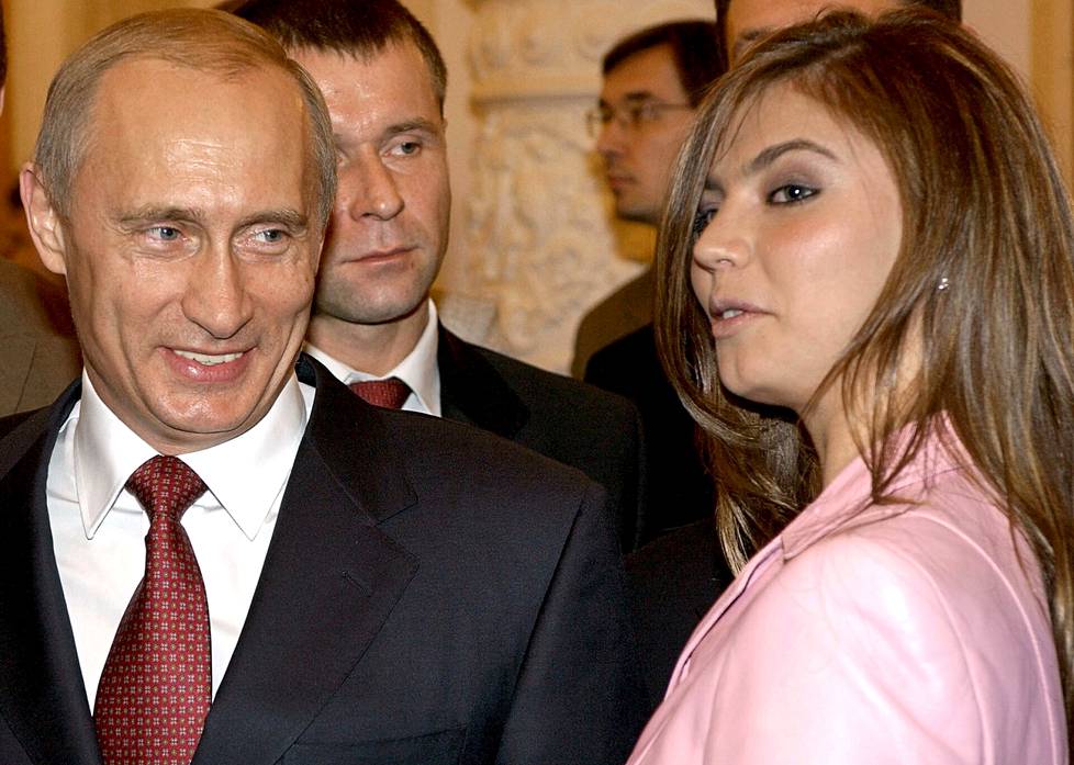 Putinia hymyilytti kilpavoimistelija Alina Kabajevan vieressä Kremlissä marraskuussa 2004.