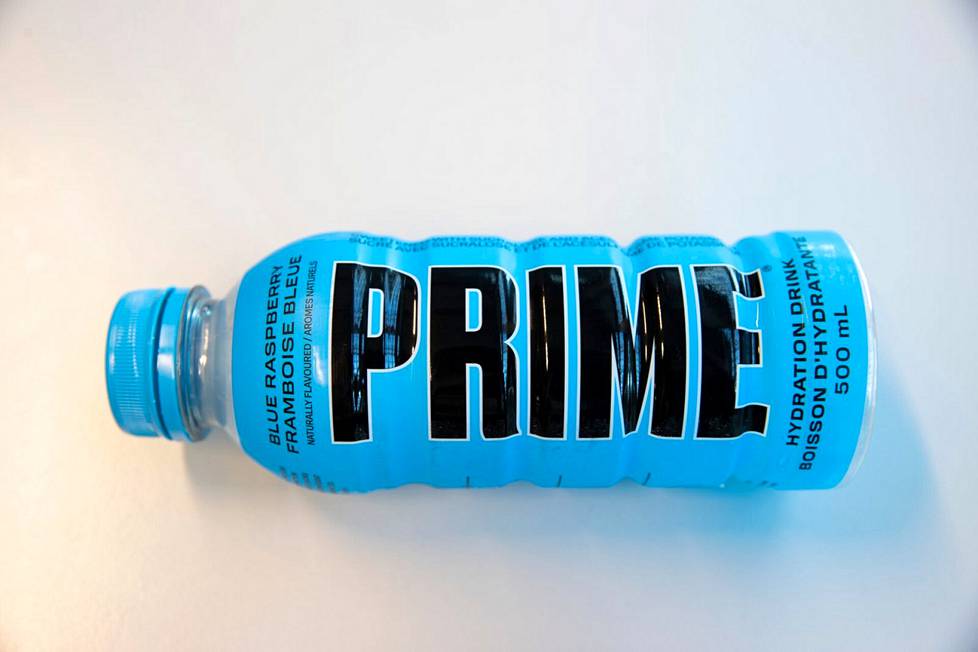 Ei se juoma, vaan se pullo. Isolla logolla varutetusta Prime-pullosta vaikuttaa tulleen jonkinlainen statussymboli.