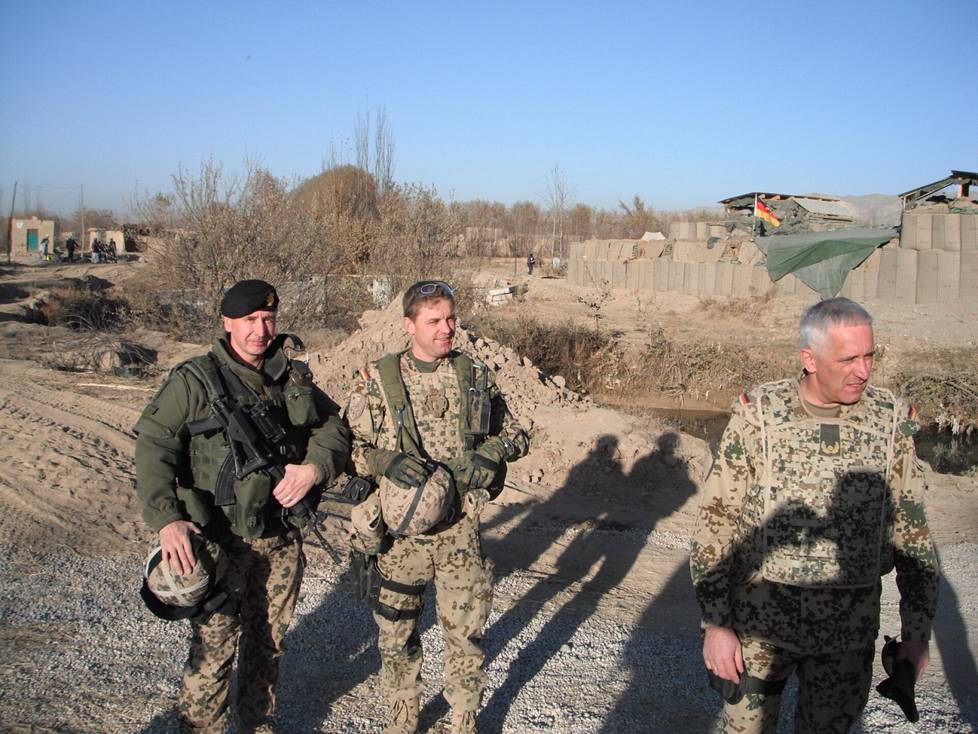 Tarkastuskäynti taistelupaikoilla Afganistanissa 2011.