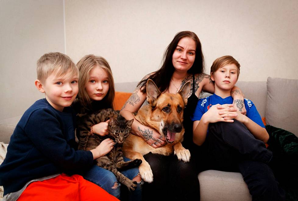 Laura Vesa ja lapset Niko, Jenna ja Riku viettävät joulun ukrainalaisten Marinkan ja hänen lapsiensa kanssa. Kuvassa myös koira Lara ja kissa Kamu.