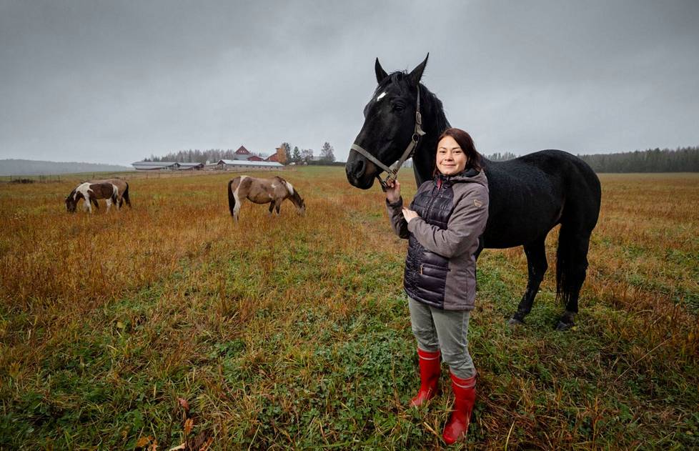  Lisa toi hevosensa Ukrainan sodan jaloista Lohjan takamaille. Ennen kuvausta kysyin Lisalta, säikähtääkö hevonen salamavaloa. 