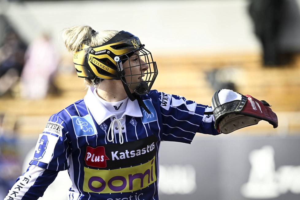 Idän Saaga-Angelia Raudasoja pelasi erikoiskypärässä myös pesäpallon naisten Itä-Länsi-ottelussa Sotkamossa 5. elokuuta.