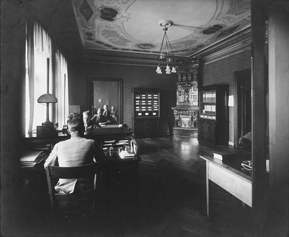 Puolustusministeriön virkamiehet ja yleisesikunnan upseerit työskentelivät talossa 1920- ja 1930-luvuilla.