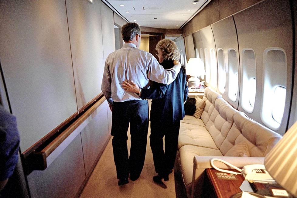 Avustaja Harriet Miers ja Bush lentokoneessa matkalla Washingtoniin.