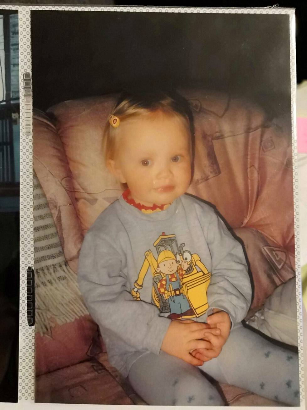 Emlia Vepsäläinen on kuvassa noin 3–4 vuoden ikäinen. Noihin aikoihin hänen isänsä tapettiin.