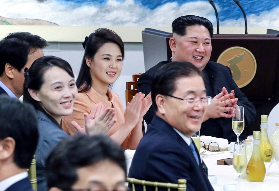 Kim Jong-un vaimonsa Ri Sol-jun sekä siskonsa Kim Yo-jongin seurassa 2018.