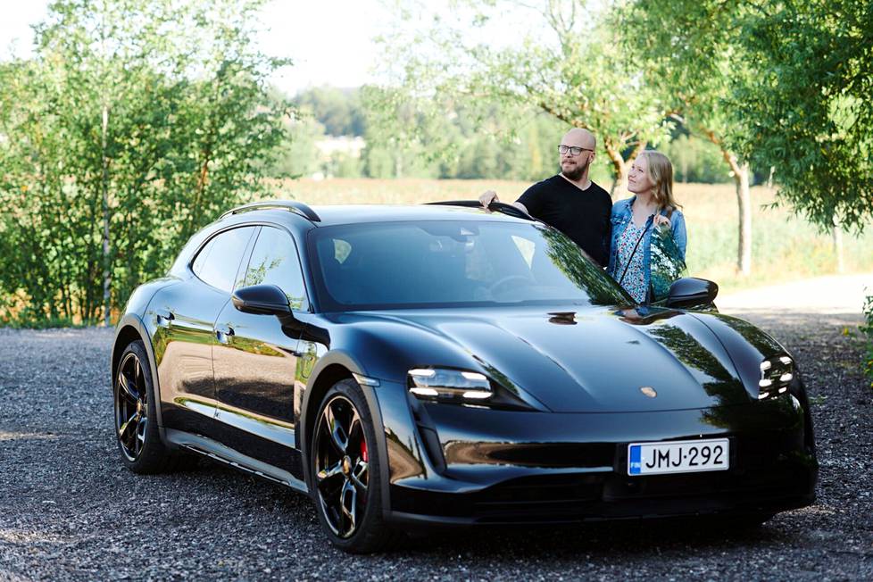 Porschen koeajaneet Sami ja Johanna vaikuttuivat urheilullisen auton monikäyttöisyydestä.