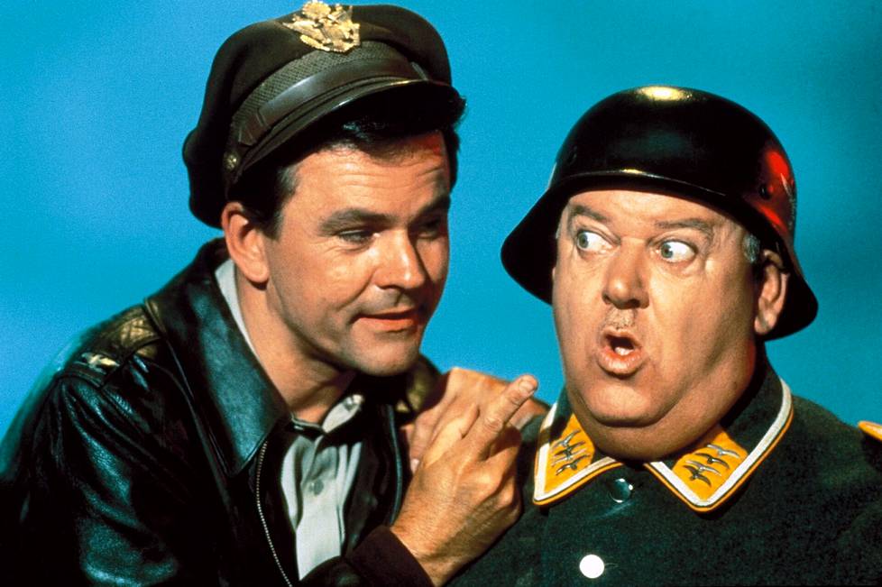 Eversti Hogan (Bob Crane) ja kersantti Schultz (John Banner) Hogan's Heroesissa.
