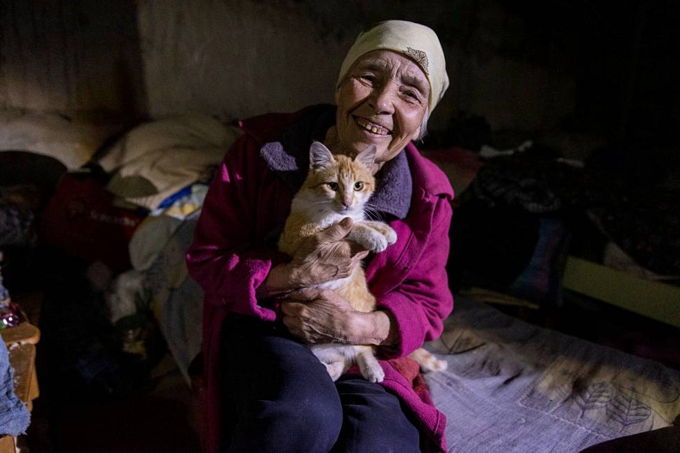 Kutuzivkan kylä oli vapautettu venäläisistä viikkoa aikaisemmin Harkovan itäpuolella. Nadja ja Murtshik-kissa olivat asuneet kolme kuukautta päiväkodin kellarissa. Päiväkoti sai useita osumia miehityksen aikana, ja tykkitulta satoi edelleen satunnaisesti kylään.