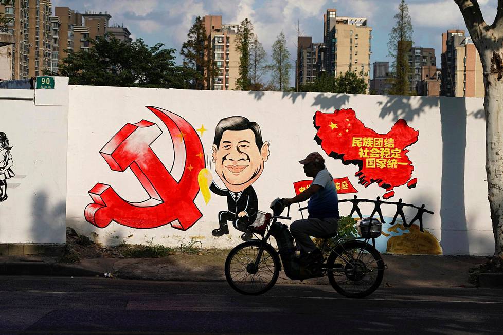 Xi Jinpingin kuva on maalattu muraaliin Shanghaissa.