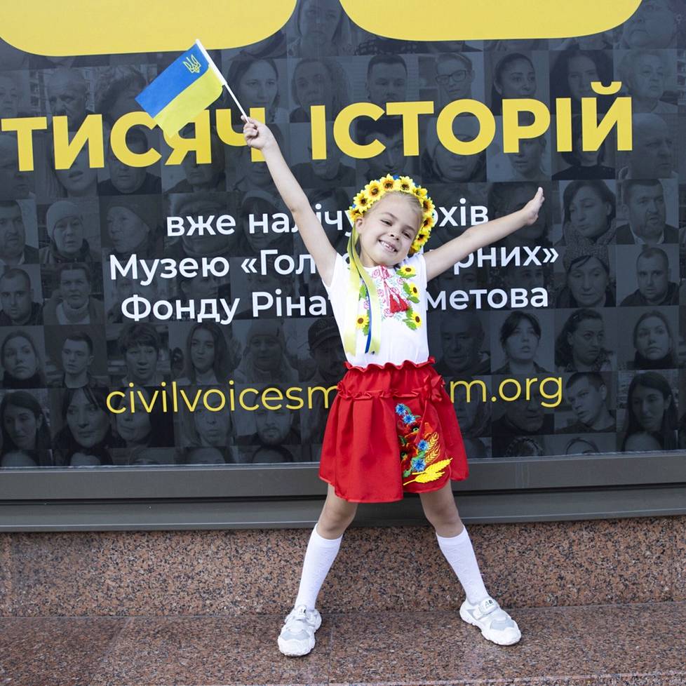 Ukrainan itsenäisyyspäivä. Masha on pukeutunut asianmukaisesti.
