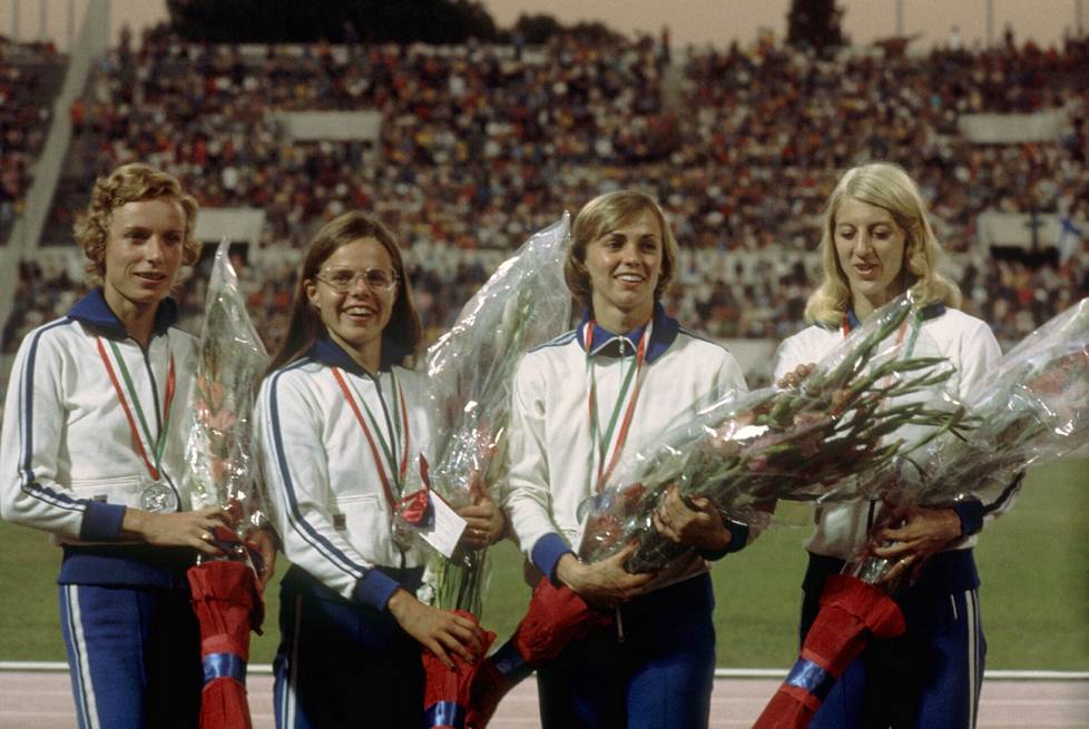 Henkilökohtaisessa kilpailussa ME-ajan juossut Riitta Salin (vas.), Pirjo Wilmi, Mona-Lisa Pursiainen ja Marika Lindholm saavuttivat 4x400 metrin EM-viestihopeaa Roomassa 1974. Pursiaisen osuusaika oli hurja: 48,8.