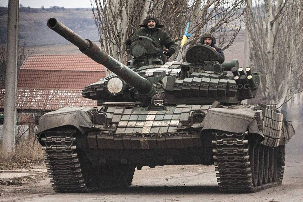 Ukrainalaisjoukkojen T-72-tankki kuvattiin Bahmutin ulkopuolella joulukuussa. Taistelut alueella alkoivat jo kesällä, joten Bahmut on toistaiseksi pisin yksittäinen yhteenotto Ukrainassa näin pienellä alueella.