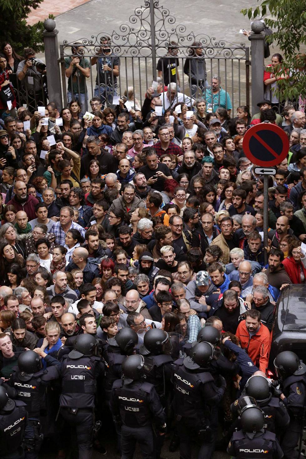 Espanjan valtion mellakkapoliisit muodostivat poliisimuurin Ramon Llull -koulun ympärille Barcelonassa.