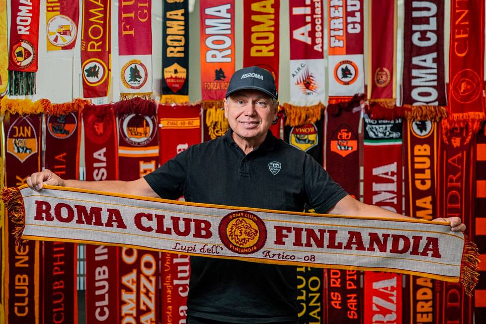 AS Roman kannattaja Juha Ahtinen toimii seuran suomalaisen faniklubin puheenjohtajana. 