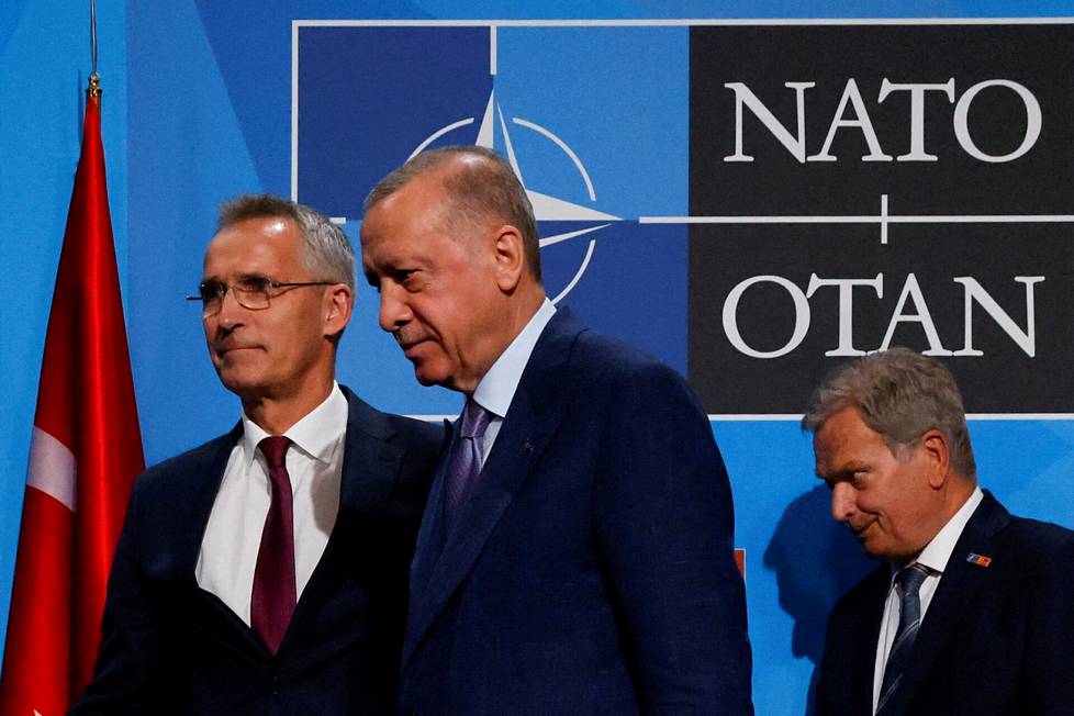 Turkin presidentti Tayyip Recep Erdogan jylisi, että ”jumalanpilkan” Turkin suurlähetystön edessä sallineet eivät voi odottaa tukea Nato-jäsenyydelleen". Kuvassa Erdogan, Naton pääsihteeri Jens Stoltenberg ja tasavallan presidentti Sauli Niinistö Naton huippukokouksessa Madridissa viime kesäkuussa.