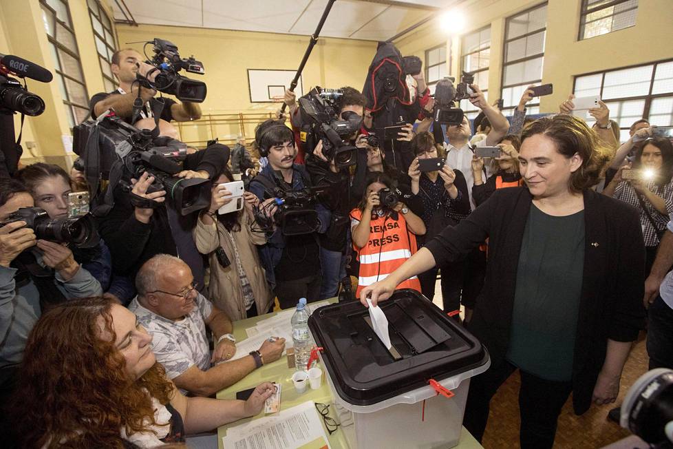Barcelonan pormestari Ada Colau äänesti La Sedeta -keskuksessa Barcelonassa.