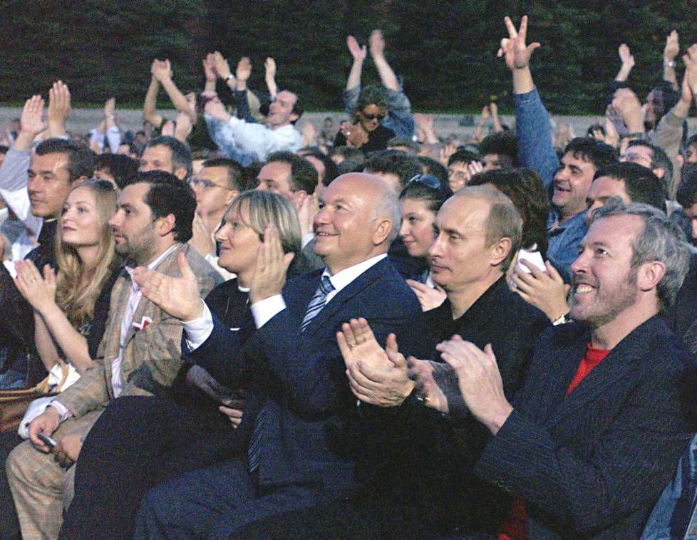 Makarevitsh (oik.) ja Vladimir Putin seurasivat Paul McCartneyn konserttia Moskovassa 2003.