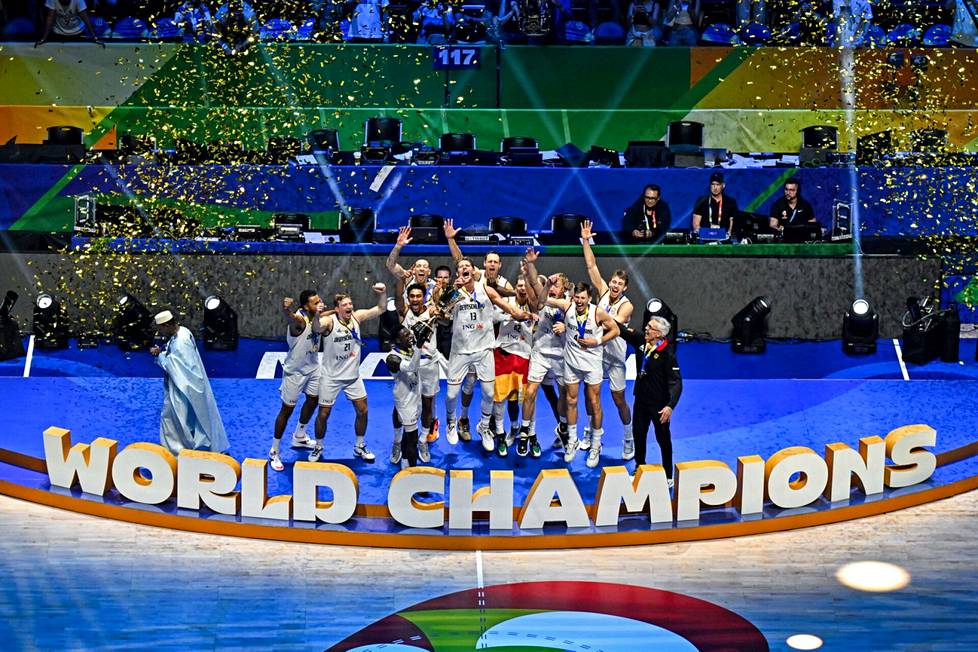 Saksa juhlii maailmanmestaruutta Manilassa.
