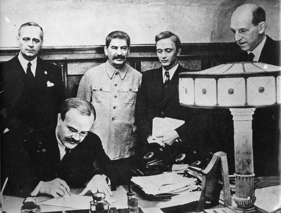 Kuva on Molotovin-Ribbenropin sopimuksen allekirjoitustilaisuudesta elokuussa 1939.