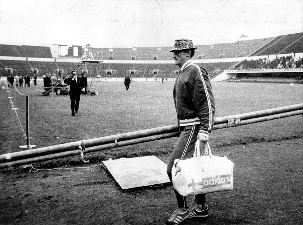 Alarotu erottui usein kilpailuissakin tyylikkäillä hatuillaan tai jollain muulla tavoin. ”Stadionin hupiukko veti hatun syvälle silmille jäätyään ilman tulosta”, raportoi Ilta-Sanomat kesäkuussa 1968.