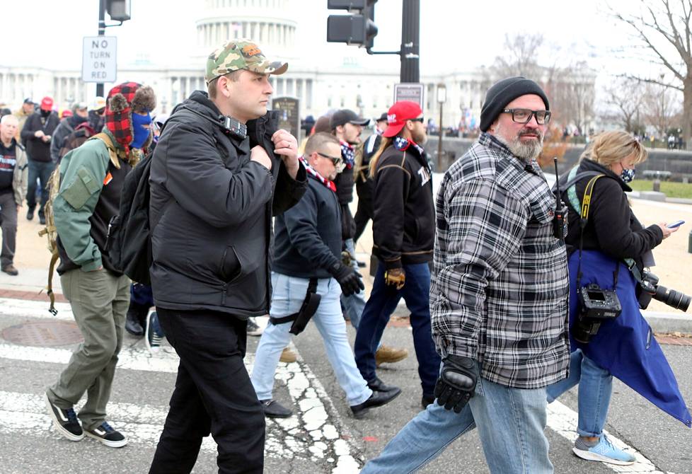 Joe Biggs (oik.) kuvattiin johdattamassa mielenosoittajajoukkoa kohti Capitolia 6. tammikuuta.